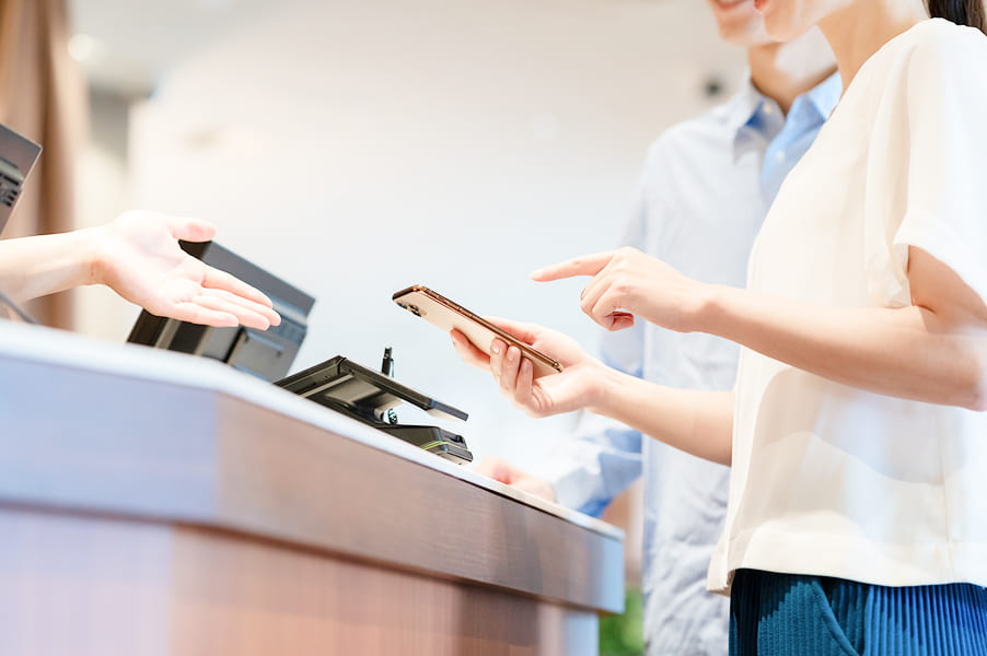 レジ対応・商品の品出し